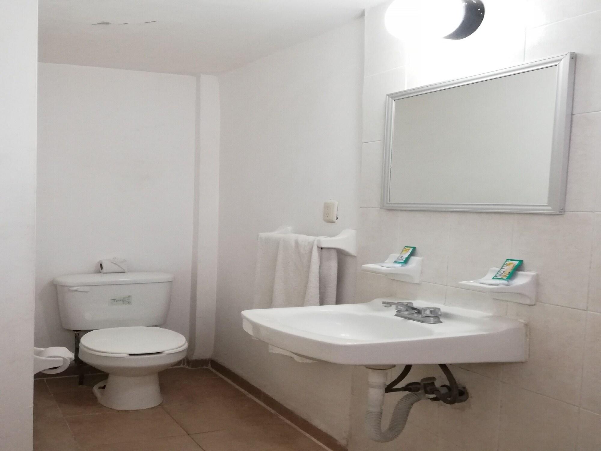Oyo Hotel Casa Real Матеуала Экстерьер фото