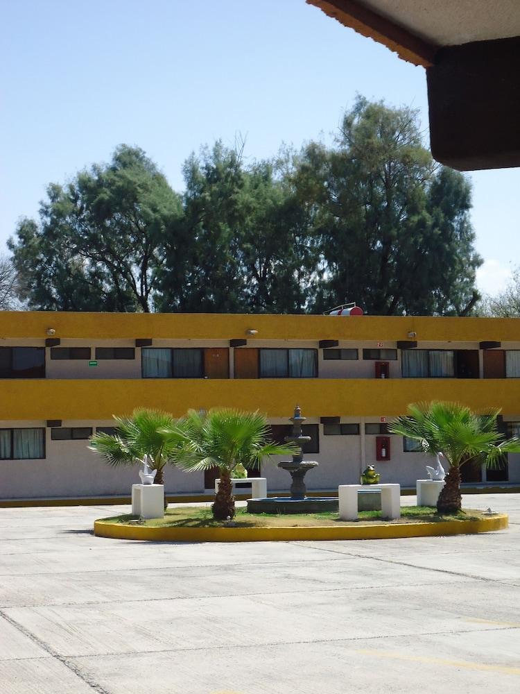 Oyo Hotel Casa Real Матеуала Экстерьер фото