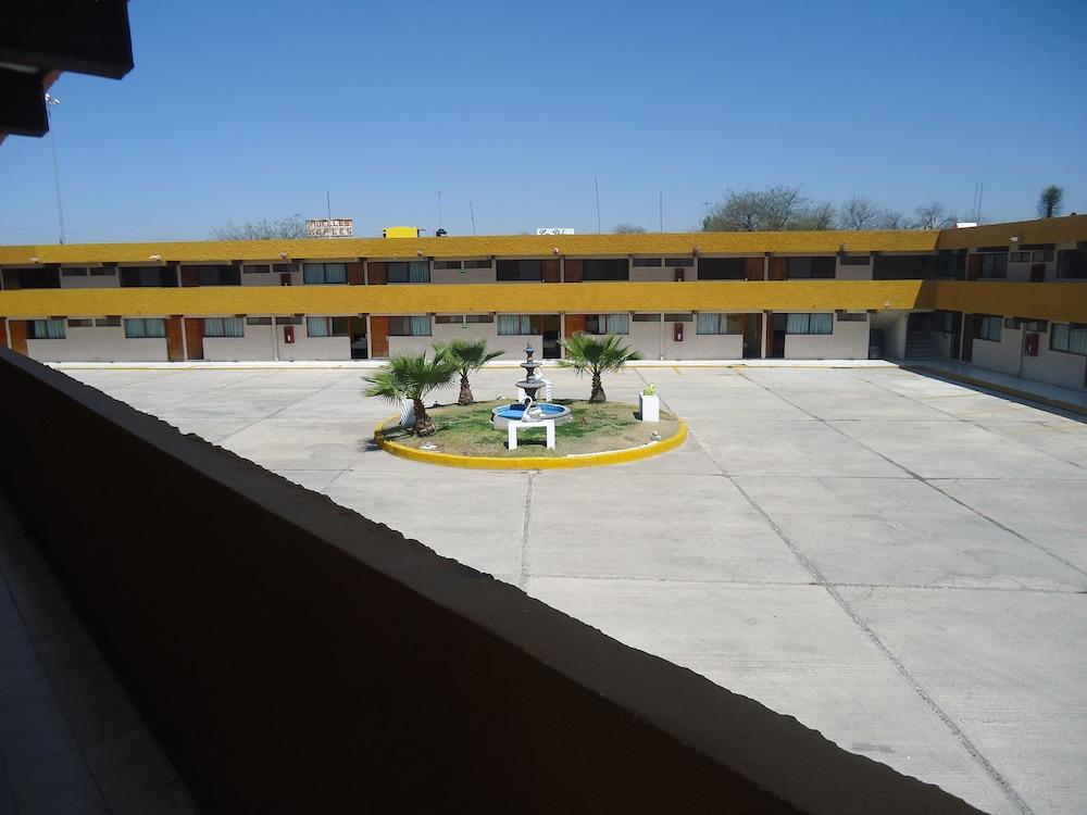 Oyo Hotel Casa Real Матеуала Экстерьер фото