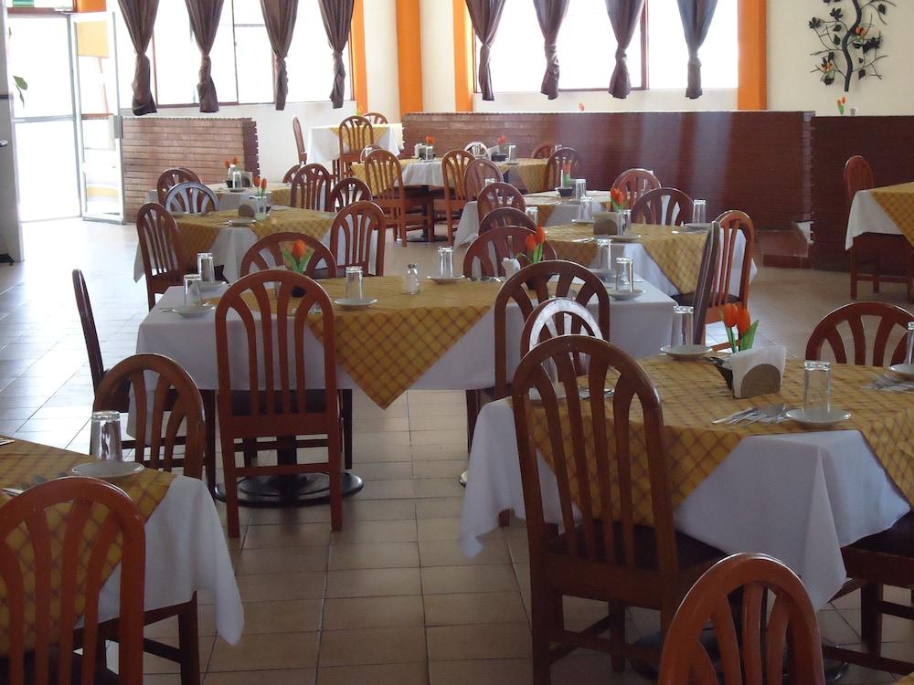 Oyo Hotel Casa Real Матеуала Экстерьер фото