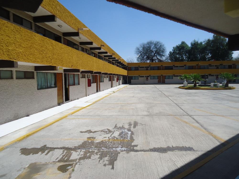 Oyo Hotel Casa Real Матеуала Экстерьер фото