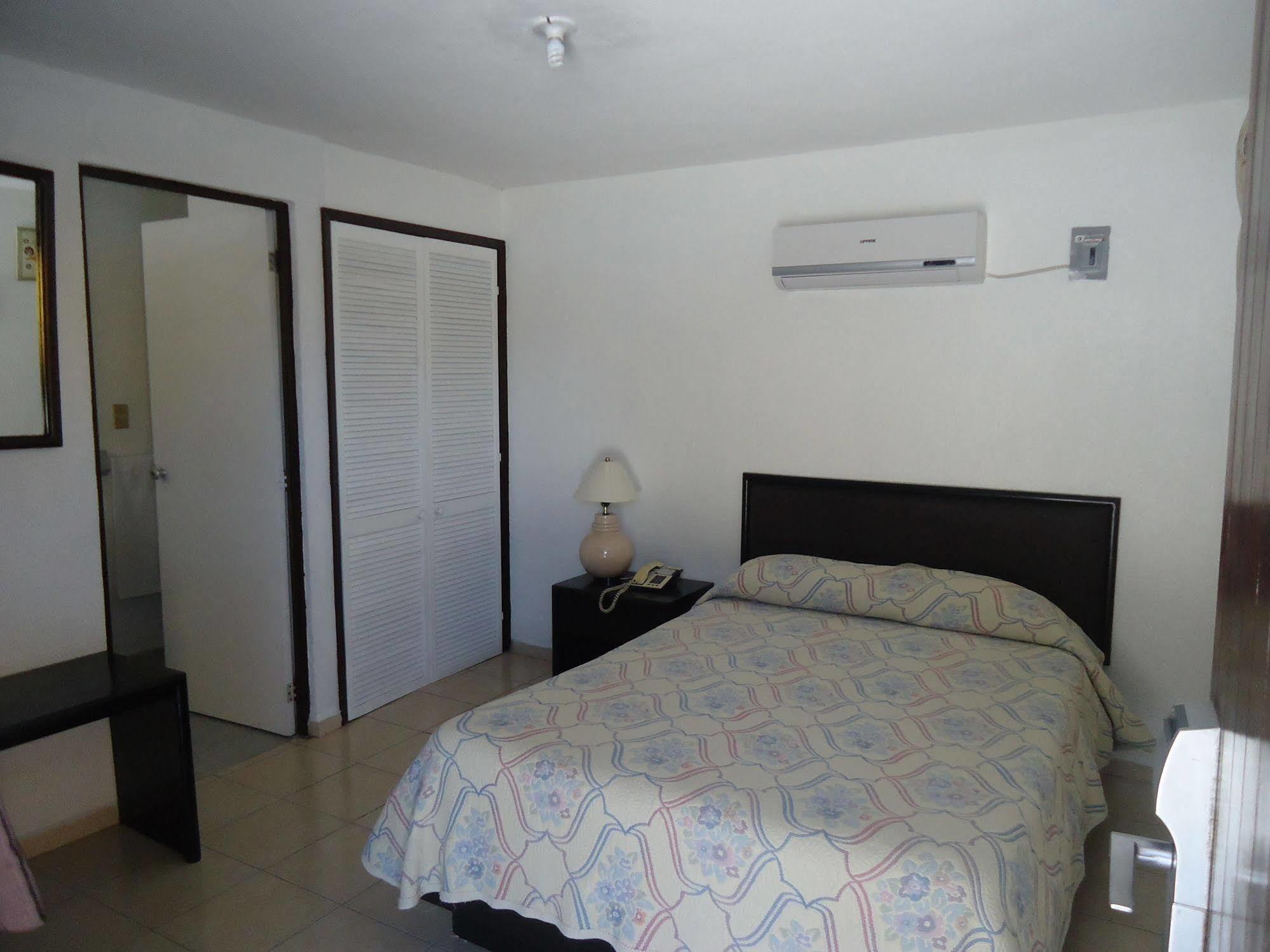 Oyo Hotel Casa Real Матеуала Экстерьер фото